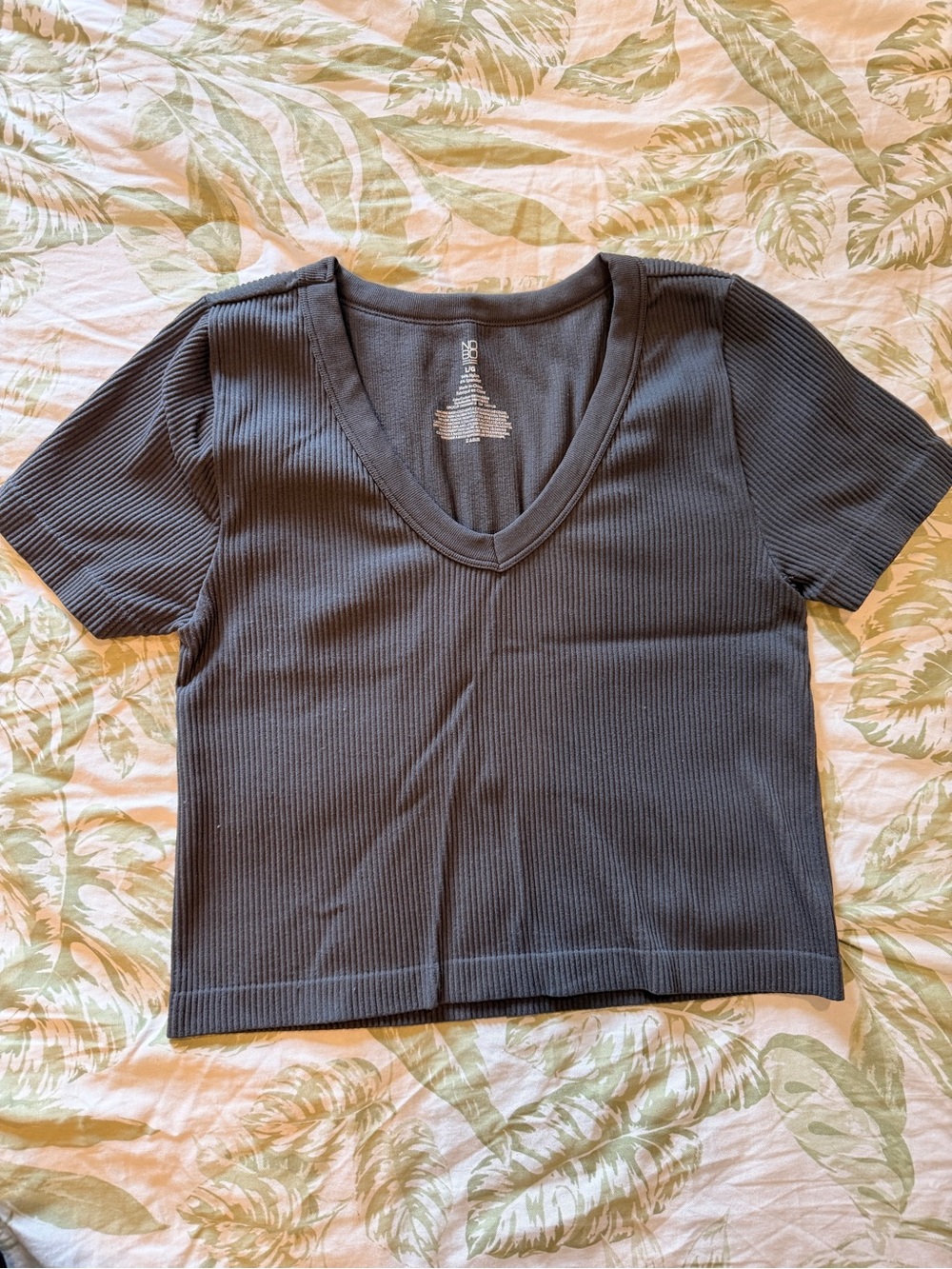 No Boundaries Ribbed V-Neck Short Sleeve Top - Charcoal